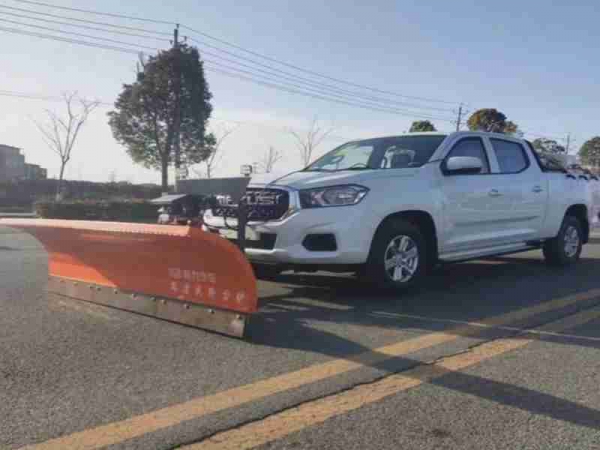 四驱皮卡除雪车